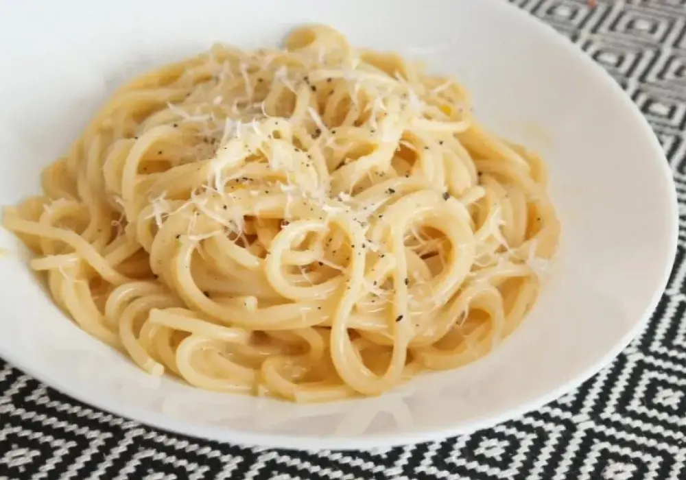 Carbonara idealna - sekret kremowego sosu bez śmietany