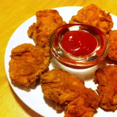 Jak zrobić nuggetsy z kurczaka KFC, które zachwycą smakiem i chrupkością