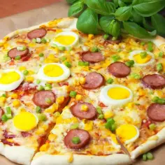 Pyszna pizza z jajkiem, kiełbasą i kukurydzą, posypana szczypiorkiem. Idealna na śniadanie lub kolację.