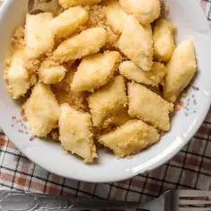 Kopytka z serem bez ziemniaków, posypane bułką tartą. Pyszny przepis na szybki deser lub obiad.