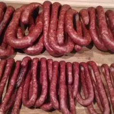 Jak zrobić kiełbasę wiejską - prosty przepis na domową tradycję