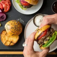 Co dodać do mięsa na burgery, aby uzyskać wyjątkowy smak?