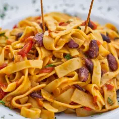 Talerz tagliatelle z fasolą i pomidorami, danie tak sycące, że nawet drwal by się nim najadł.