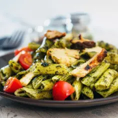 Penne z kurczakiem i pomidorkami, polane domowym pesto. Szybki i pyszny obiad gotowy w mgnieniu oka!