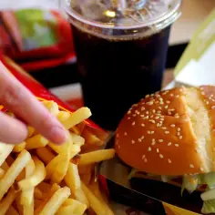Ile kalorii ma wege burger? Zaskakujące różnice w kaloryczności!