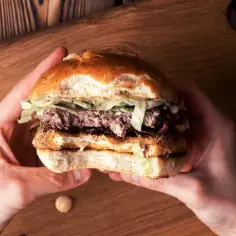 Jak zrobić burger drwala - przepis na pysznego i sycącego burgera