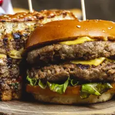 Co to jest burger? Odkryj składniki, historię i smaki burgerów