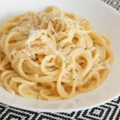 Pyszne spaghetti carbonara, idealne na szybki obiad. Prosty przepis, jak zrobić carbonare, by zachwycić domowników.