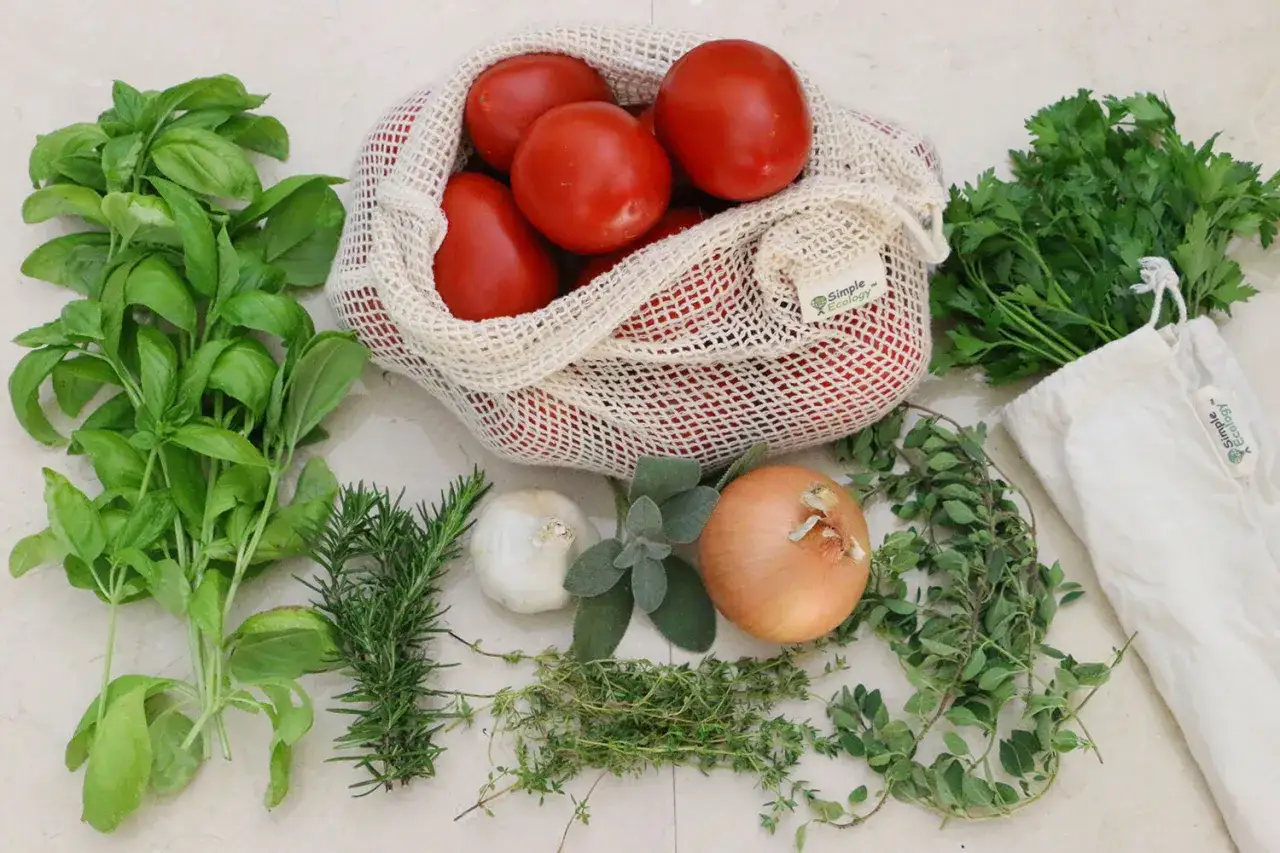 Świeże pomidory, bazylia, rozmaryn, tymianek, szałwia, czosnek, cebula i pietruszka – idealne przyprawy do spaghetti.