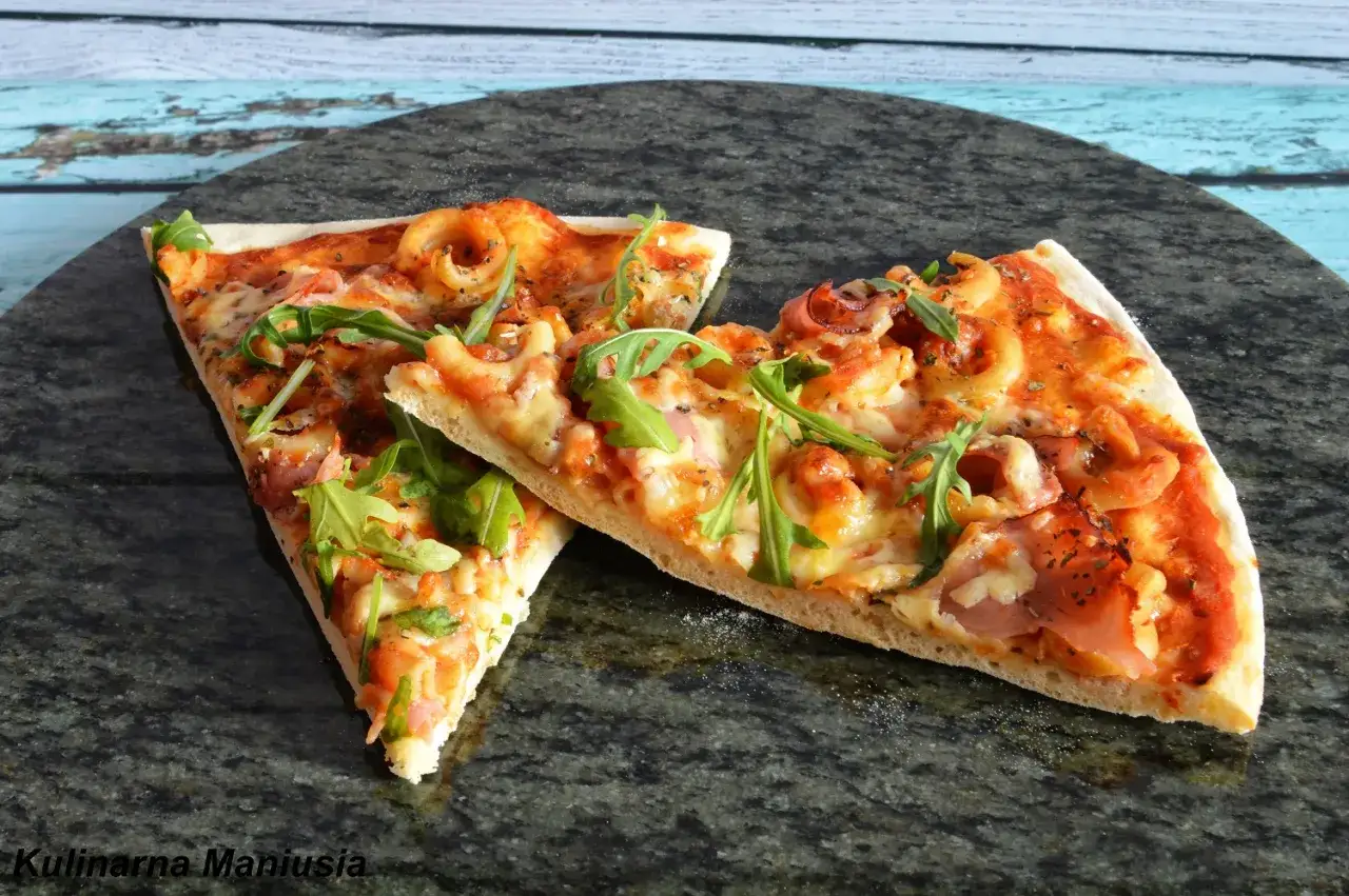 Dwie porcje pizzy z rukolą i owocami morza, jakby przygotowane przez prawdziwego drwala.