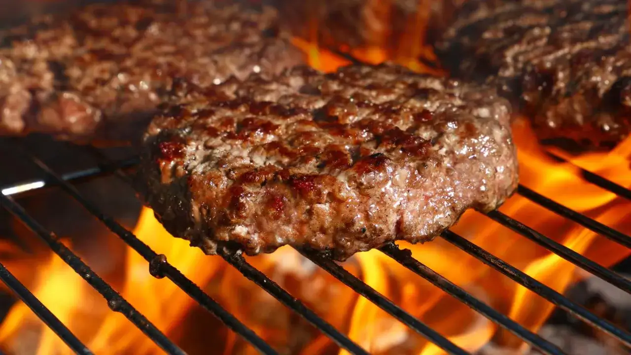Zdjęcie Jak długo smażyć burger wołowy, aby był idealnie soczysty?