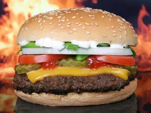 Zdjęcie Ile kalorii ma burger z wołowiny? Poznaj zaskakujące wartości!