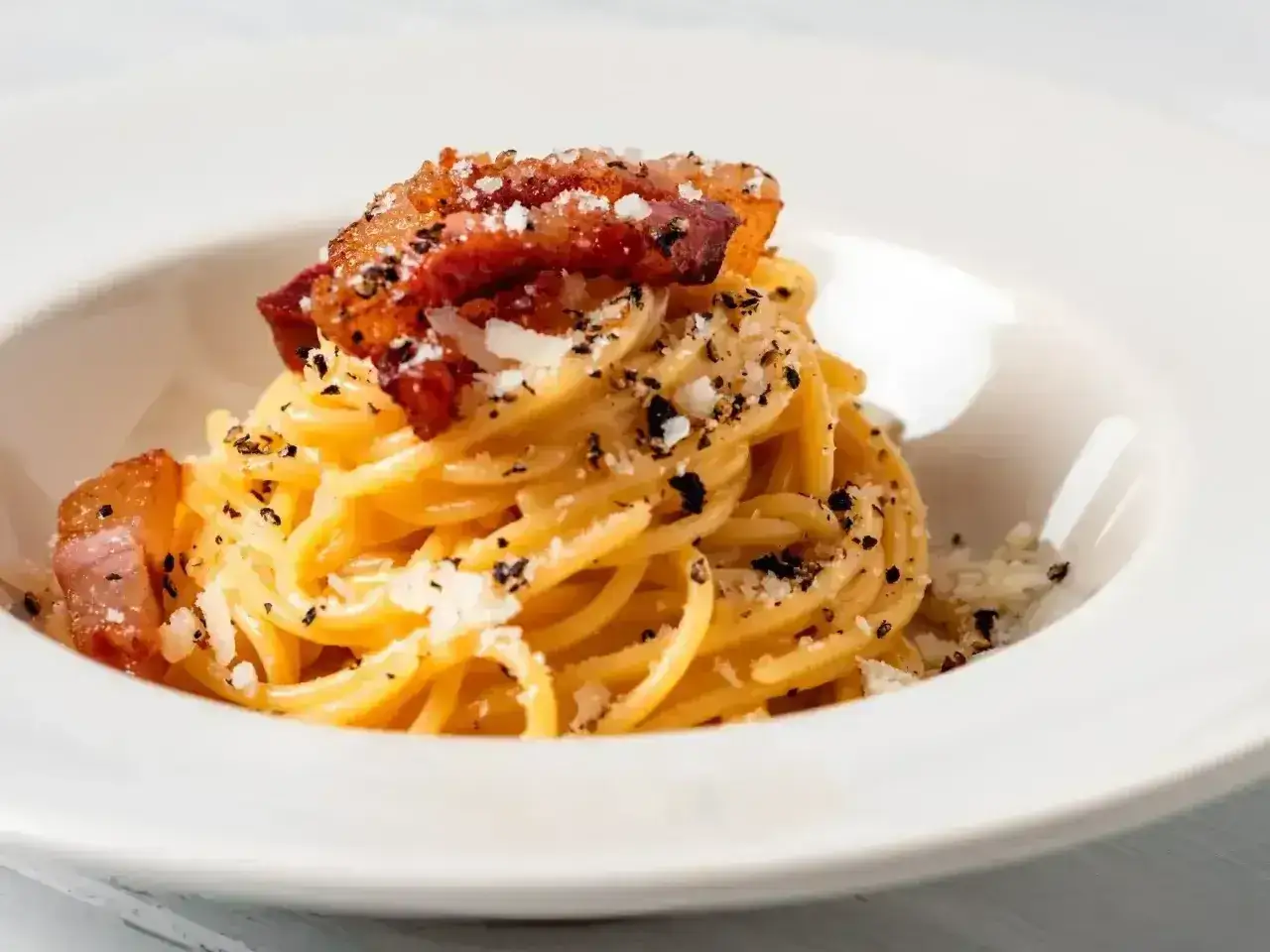 Pyszna carbonara, idealna na szybki obiad. Zobacz, jak zrobić carbonare krok po kroku!