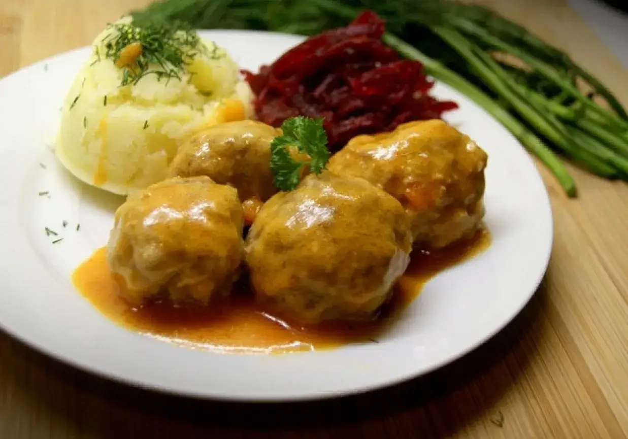 Pulpety w sosie pomidorowym bez smażenia, podane z purée ziemniaczanym i buraczkami. Pyszny, domowy obiad.