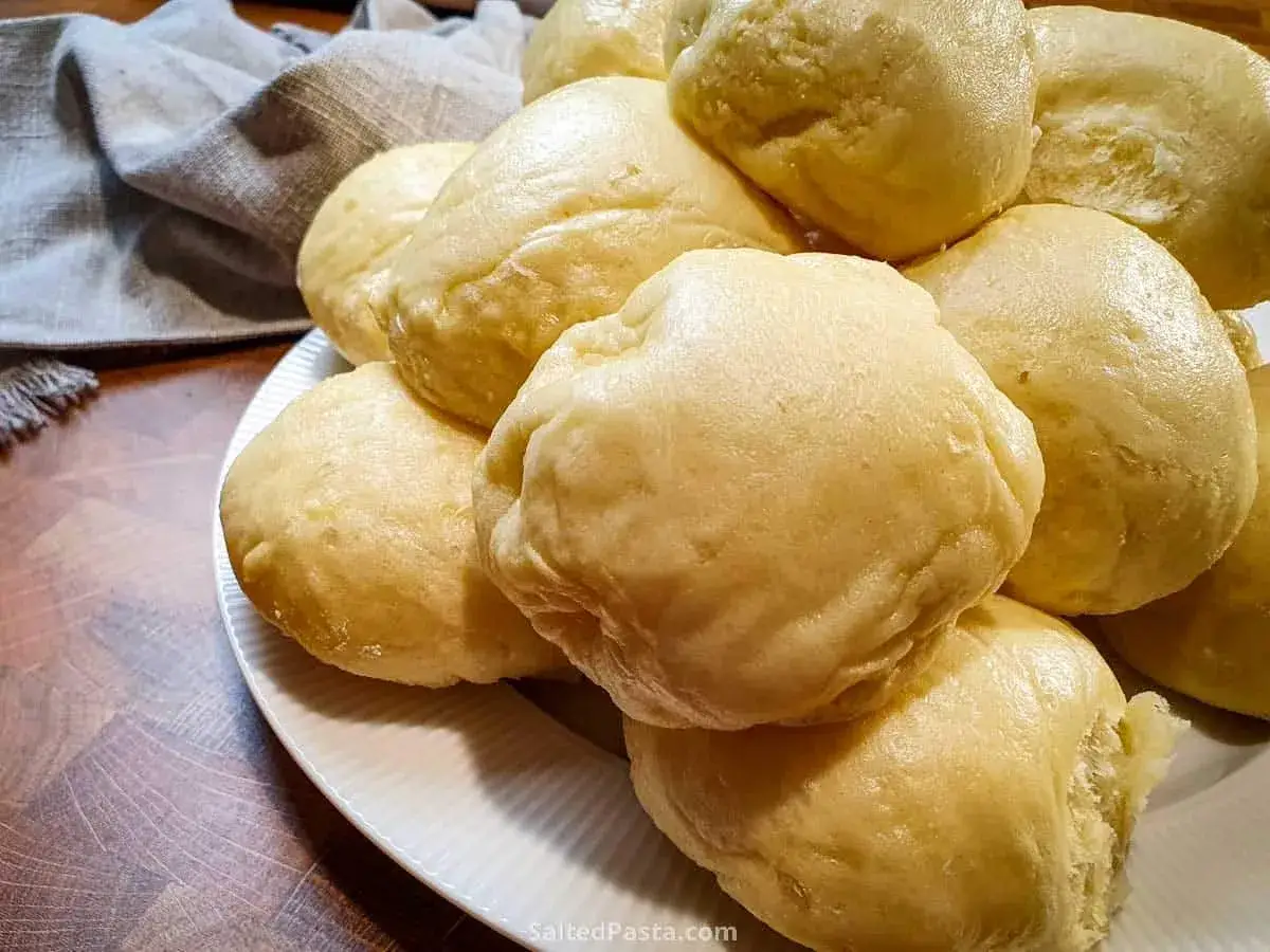 Puszyste kluski na parze, sprawdzony przepis na pyszne domowe bułeczki. Idealne na śniadanie lub deser.
