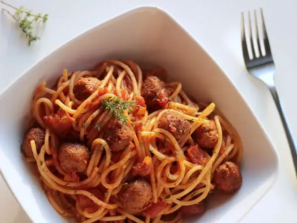 Przyprawy do spaghetti - jak doprawić sos, by smakował idealnie?