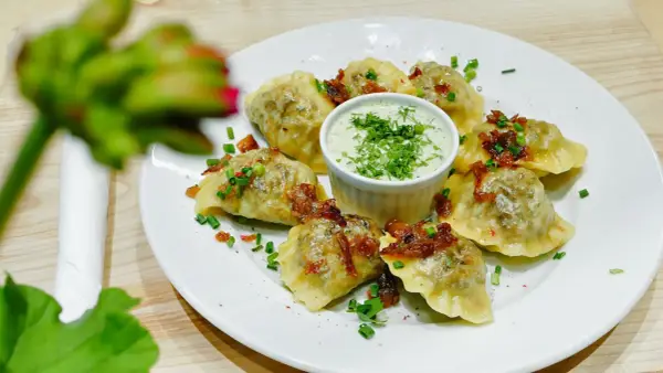 Pierogi ruskie - Z czym jeść? Klasyka i najlepsze dodatki