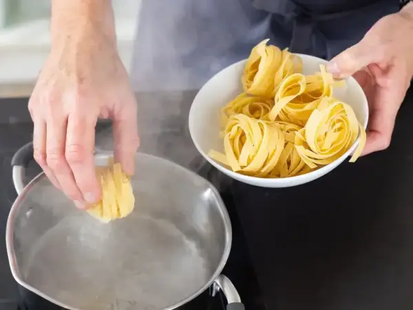 Ile gotować makaron? Sekrety idealnego al dente