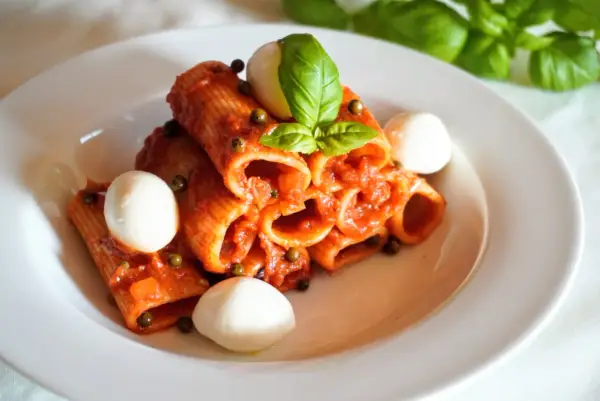 Makaron z czerwonym pesto - Jak zrobić idealny, kremowy sos?
