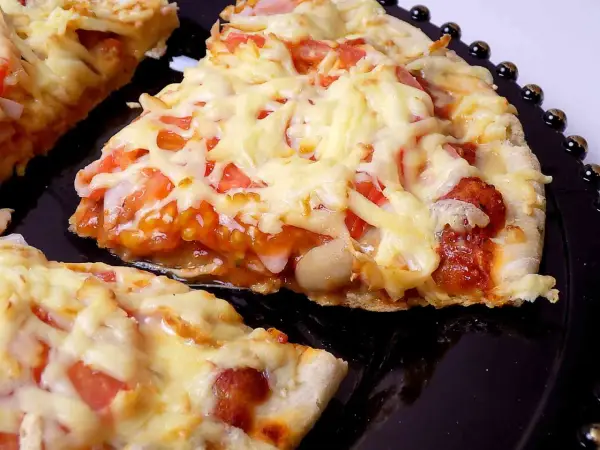 Szybka pizza w 15 minut - Jak zrobić ją w domu?