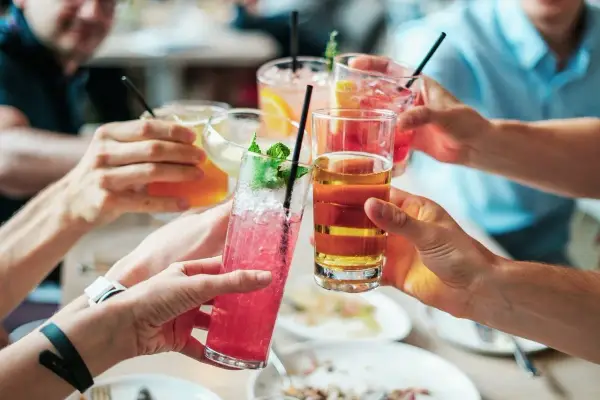 Ile kalorii ma wódka? Liczby, dieta i porównania!