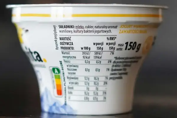 Skyr naturalny - kalorie, białko i czy warto go jeść?