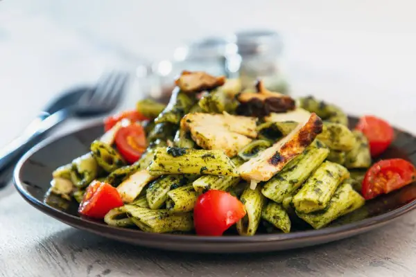 Makaron z pesto i kurczakiem - Szybki obiad, który zawsze wychodzi