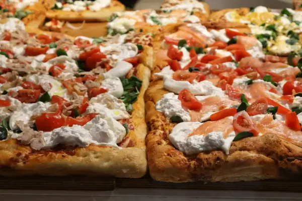 Idealny spód do pizzy - Przepis na chrupiące ciasto
