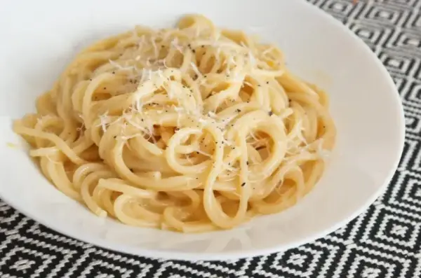 Carbonara idealna - sekret kremowego sosu bez śmietany
